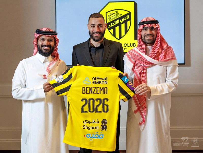 SOCCER-SAUDI-ITT/BENZEMA Karim Benzema signs with of Saudi Arabian soccer team Al Ittihad in this handout photo obtained by Reuters June 6, 2023. Al Ittihad/Handout via REUTERS THIS IMAGE HAS BEEN SUPPLIED BY A THIRD PARTY. MANDATORY CREDIT