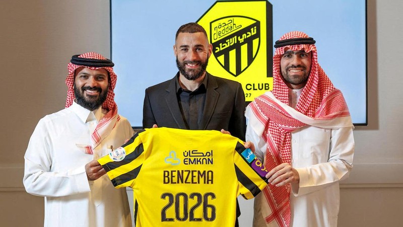 Karim Benzema signs with of Saudi Arabian soccer team Al Ittihad in this handout photo obtained by Reuters June 6, 2023.  Al Ittihad/Handout via REUTERS THIS IMAGE HAS BEEN SUPPLIED BY A THIRD PARTY. MANDATORY CREDIT