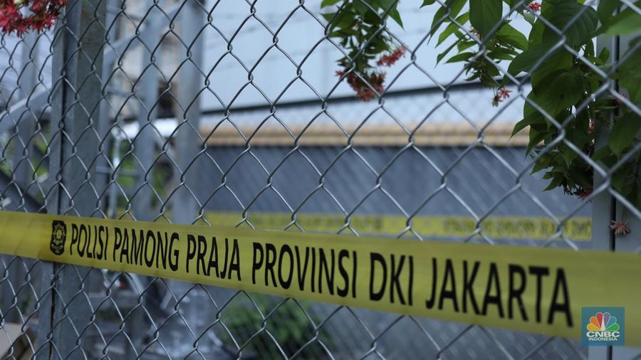 Tower Base Transceiver Station (BTS) yang disegel di kawasan Taman Semanan Indah, Jakarta, Rabu (7/6/2023). (CNBC Indonesia/Tri Susilo))