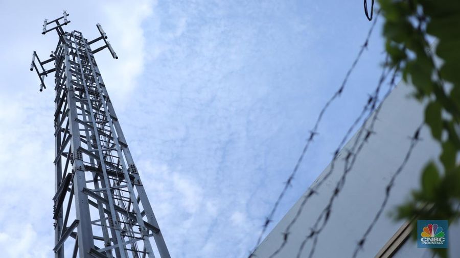 Tower Base Transceiver Station (BTS) yang disegel di kawasan Taman Semanan Indah, Jakarta, Rabu (7/6/2023). (CNBC Indonesia/Tri Susilo))