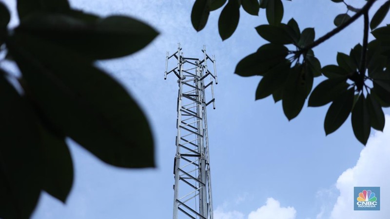 Tower Base Transceiver Station (BTS) yang disegel di kawasan Taman Semanan Indah, Jakarta, Rabu (7/6/2023). (CNBC Indonesia/Tri Susilo))