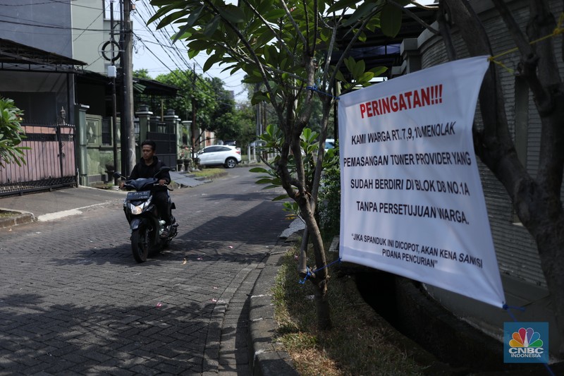 Tower Base Transceiver Station (BTS) yang disegel di kawasan Taman Semanan Indah, Jakarta, Rabu (7/6/2023). (CNBC Indonesia/Tri Susilo)) Tower Base Transceiver Station (BTS) yang disegel di kawasan Taman Semanan Indah, Jakarta, Rabu (7/6/2023). (CNBC Indonesia/Tri Susilo))