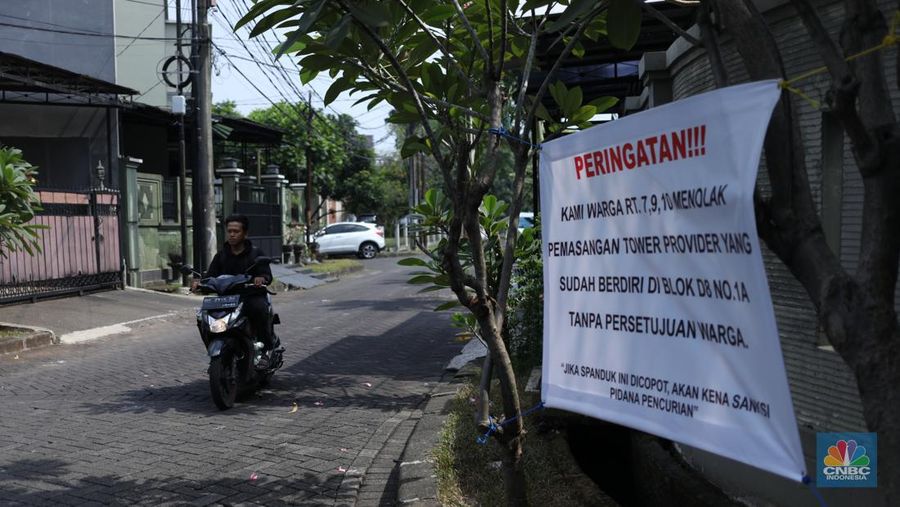 Tower Base Transceiver Station (BTS) yang disegel di kawasan Taman Semanan Indah, Jakarta, Rabu (7/6/2023). (CNBC Indonesia/Tri Susilo))