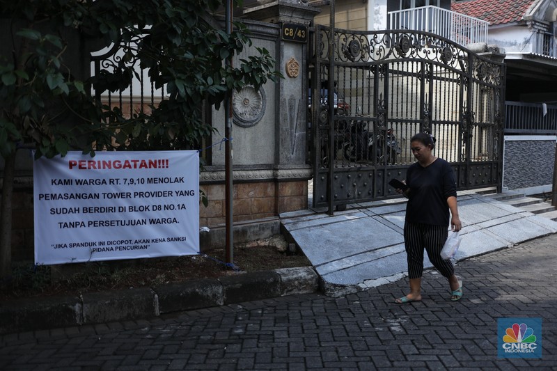 Tower Base Transceiver Station (BTS) yang disegel di kawasan Taman Semanan Indah, Jakarta, Rabu (7/6/2023). (CNBC Indonesia/Tri Susilo)) Tower Base Transceiver Station (BTS) yang disegel di kawasan Taman Semanan Indah, Jakarta, Rabu (7/6/2023). (CNBC Indonesia/Tri Susilo))
