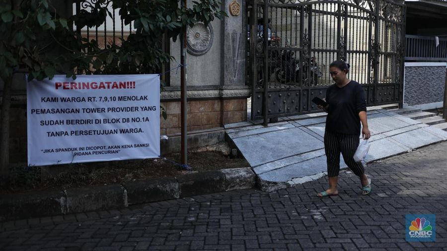 Tower Base Transceiver Station (BTS) yang disegel di kawasan Taman Semanan Indah, Jakarta, Rabu (7/6/2023). (CNBC Indonesia/Tri Susilo))