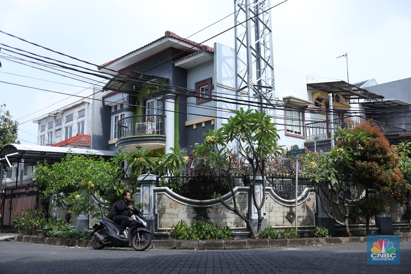 Tower Base Transceiver Station (BTS) yang disegel di kawasan Taman Semanan Indah, Jakarta, Rabu (7/6/2023). (CNBC Indonesia/Tri Susilo)) Tower Base Transceiver Station (BTS) yang disegel di kawasan Taman Semanan Indah, Jakarta, Rabu (7/6/2023). (CNBC Indonesia/Tri Susilo))