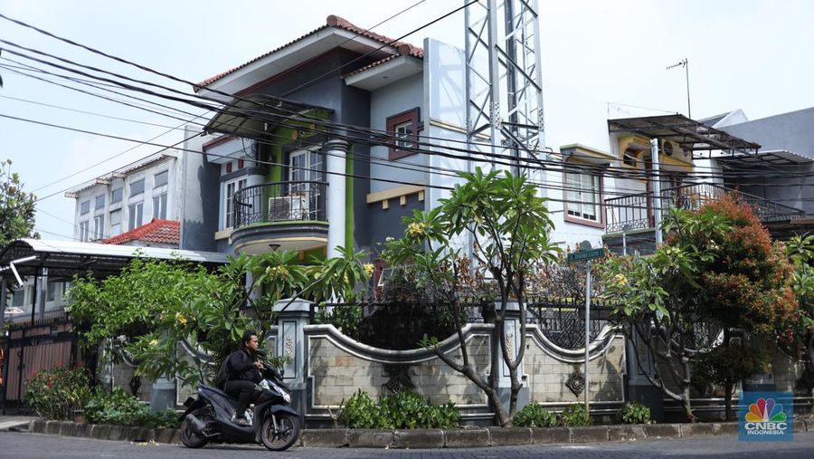 Tower Base Transceiver Station (BTS) yang disegel di kawasan Taman Semanan Indah, Jakarta, Rabu (7/6/2023). (CNBC Indonesia/Tri Susilo))