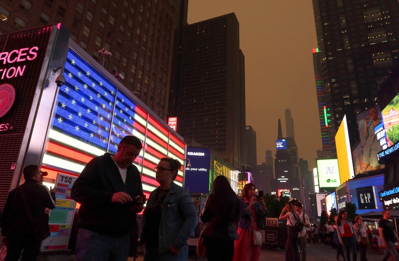 Kabut berasap dari kebakaran hutan di Kanada menyelimuti Patung Liberty di Upper Bay pada 7 Juni 2023 di New York City. Kabut berasap dari kebakaran hutan di Kanada menyelimuti Patung Liberty di Upper Bay pada 7 Juni 2023 di New York City. New York menduduki puncak daftar kota besar paling tercemar di dunia pada Selasa malam, karena asap dari kebakaran terus menyelimuti Pantai Timur. (David Dee Delgado/Getty Images)