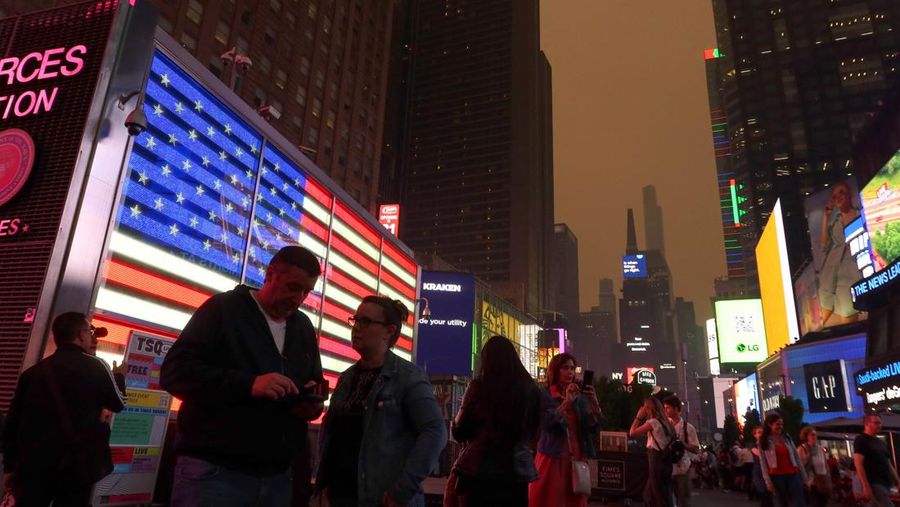 Kabut berasap dari kebakaran hutan di Kanada menyelimuti Patung Liberty di Upper Bay pada 7 Juni 2023 di New York City. New York menduduki puncak daftar kota besar paling tercemar di dunia pada Selasa malam, karena asap dari kebakaran terus menyelimuti Pantai Timur. (David Dee Delgado/Getty Images)
