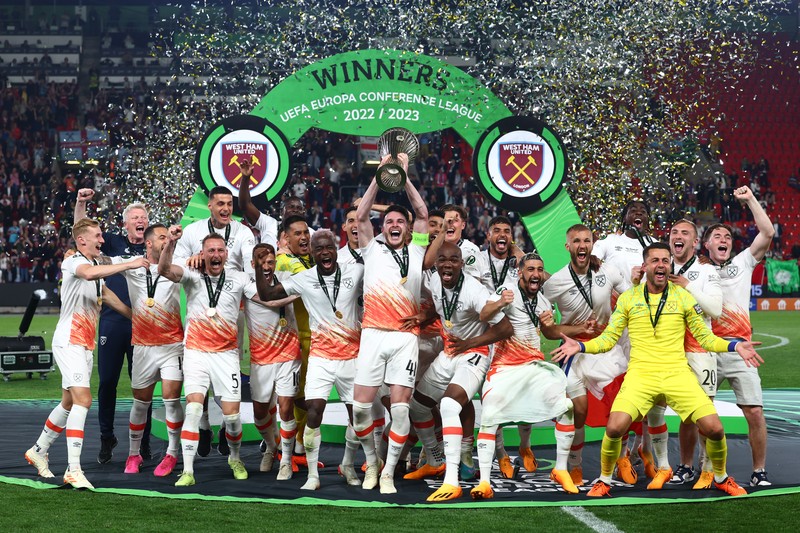 Declan Rice dari West Ham United mengangkat trofi bersama rekan satu timnya menyusul kemenangan mereka di akhir pertandingan final UEFA Europa Conference League 2022/23 antara ACF Fiorentina dan West Ham United FC di Eden Arena pada 7 Juni 2023 di Praha, Republik Ceko. (Chris Brunskill/Fantasista/Getty Images)