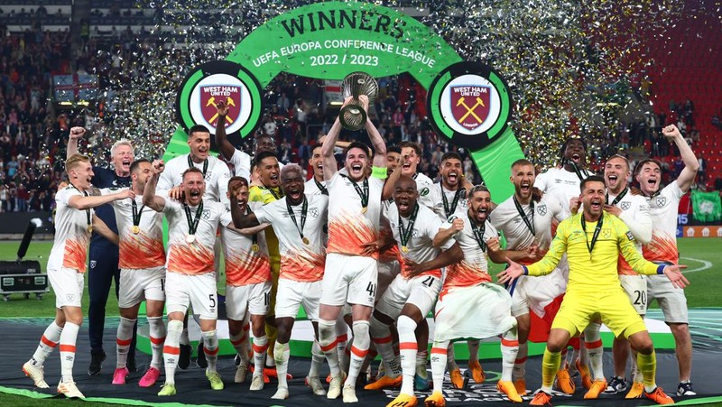 Declan Rice dari West Ham United mengangkat trofi bersama rekan satu timnya menyusul kemenangan mereka di akhir pertandingan final UEFA Europa Conference League 2022/23 antara ACF Fiorentina dan West Ham United FC di Eden Arena pada 7 Juni 2023 di Praha, Republik Ceko. (Chris Brunskill/Fantasista/Getty Images)