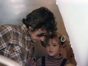 Terenggutnya Masa Kanak-kanak Drew Barrymore dan Penyelematan Steven Spielberg