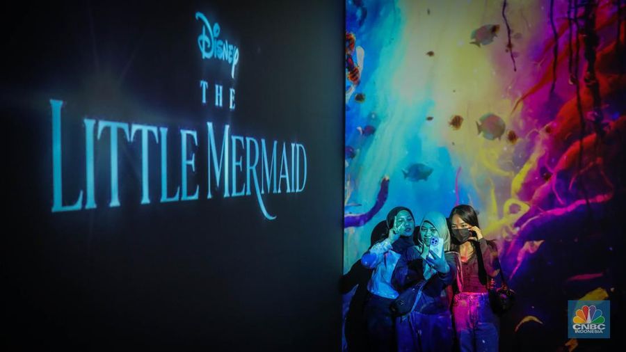 Instalasi seni The Little Mermaid di Plaza Senayan, Jakarta, Kamis (8/6/2023). Instalasi seni The Little Mermaid hadir untuk menyambut penyangan Film live-action Disney, The Little Mermaid di biskop-bioskop Indonesia dan berhasil membius penonton seluruh dunia. (CNBC Indonesia/Faisal Rahman