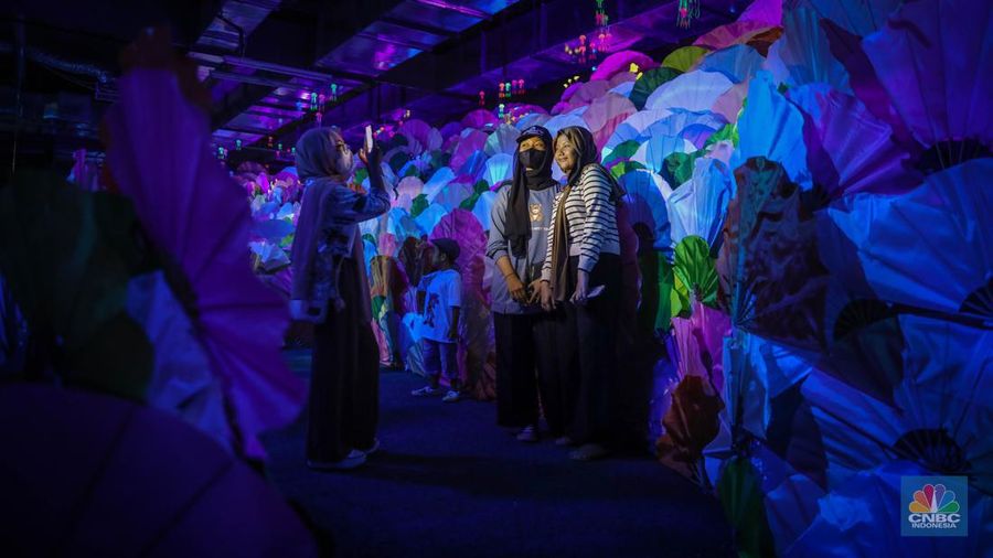 Instalasi seni The Little Mermaid di Plaza Senayan, Jakarta, Kamis (8/6/2023). Instalasi seni The Little Mermaid hadir untuk menyambut penyangan Film live-action Disney, The Little Mermaid di biskop-bioskop Indonesia dan berhasil membius penonton seluruh dunia. (CNBC Indonesia/Faisal Rahman