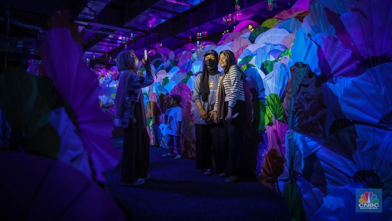 Instalasi seni The Little Mermaid di Plaza Senayan, Jakarta, Kamis (8/6/2023). Instalasi seni The Little Mermaid hadir untuk menyambut penyangan Film live-action Disney, The Little Mermaid di biskop-bioskop Indonesia dan berhasil membius penonton seluruh dunia. (CNBC Indonesia/Faisal Rahman
