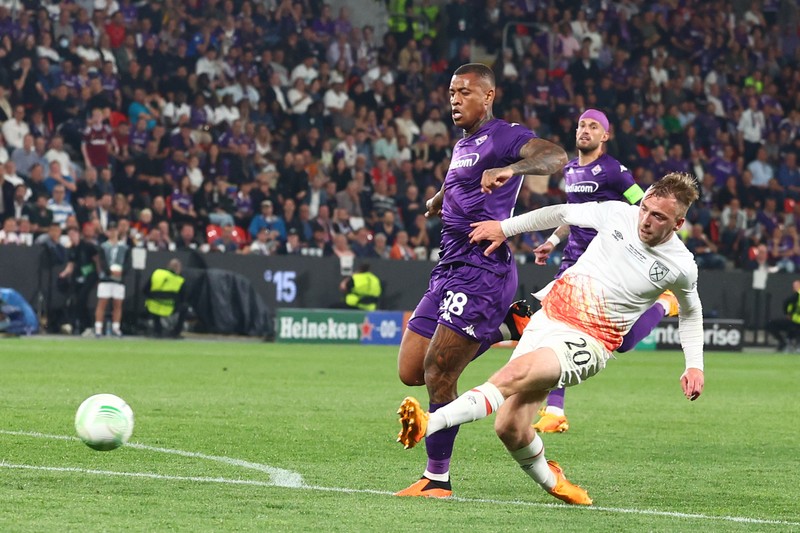 Declan Rice dari West Ham United mengangkat trofi bersama rekan satu timnya menyusul kemenangan mereka di akhir pertandingan final UEFA Europa Conference League 2022/23 antara ACF Fiorentina dan West Ham United FC di Eden Arena pada 7 Juni 2023 di Praha, Republik Ceko. Declan Rice dari West Ham United mengangkat trofi bersama rekan satu timnya menyusul kemenangan mereka di akhir pertandingan final UEFA Europa Conference League 2022/23 antara ACF Fiorentina dan West Ham United FC di Eden Arena pada 7 Juni 2023 di Praha, Republik Ceko. (Chris Brunskill/Fantasista/Getty Images)