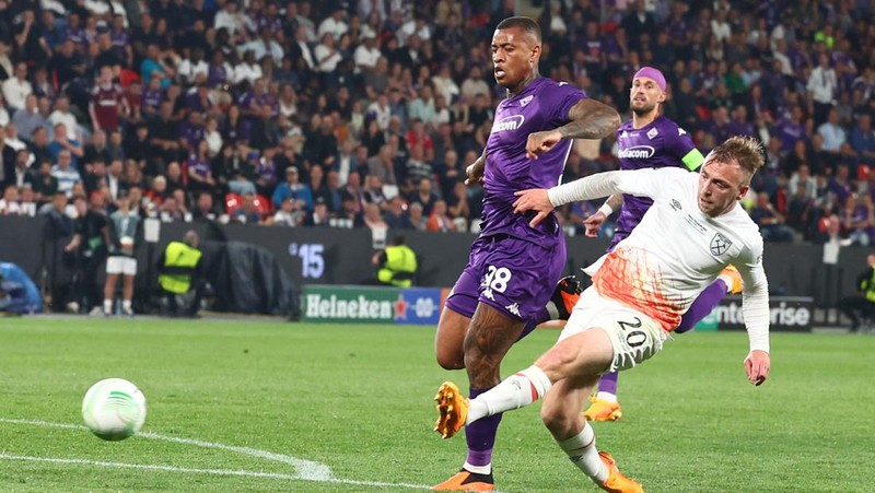 Declan Rice dari West Ham United mengangkat trofi bersama rekan satu timnya menyusul kemenangan mereka di akhir pertandingan final UEFA Europa Conference League 2022/23 antara ACF Fiorentina dan West Ham United FC di Eden Arena pada 7 Juni 2023 di Praha, Republik Ceko. (Chris Brunskill/Fantasista/Getty Images)