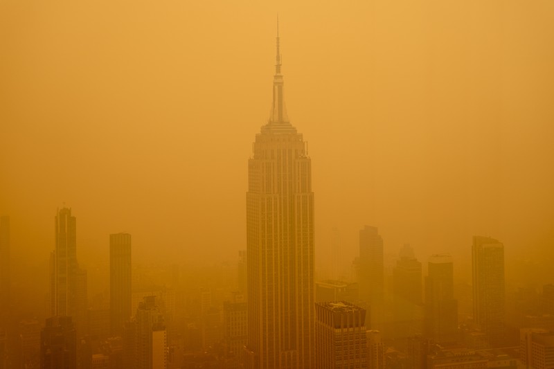Kabut berasap dari kebakaran hutan di Kanada menyelimuti Patung Liberty di Upper Bay pada 7 Juni 2023 di New York City. New York menduduki puncak daftar kota besar paling tercemar di dunia pada Selasa malam, karena asap dari kebakaran terus menyelimuti Pantai Timur. (David Dee Delgado/Getty Images)