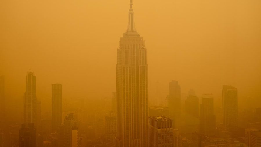 Kabut berasap dari kebakaran hutan di Kanada mengurangi visibilitas Empire State Building pada 7 Juni 2023 di New York City. New York menduduki puncak daftar kota besar paling tercemar di dunia pada Selasa malam, karena asap dari kebakaran terus menyelimuti Pantai Timur. (David Dee Delgado/Getty Images)