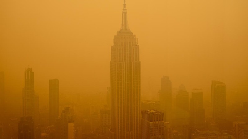 Kabut berasap dari kebakaran hutan di Kanada menyelimuti Patung Liberty di Upper Bay pada 7 Juni 2023 di New York City. New York menduduki puncak daftar kota besar paling tercemar di dunia pada Selasa malam, karena asap dari kebakaran terus menyelimuti Pantai Timur. (David Dee Delgado/Getty Images)