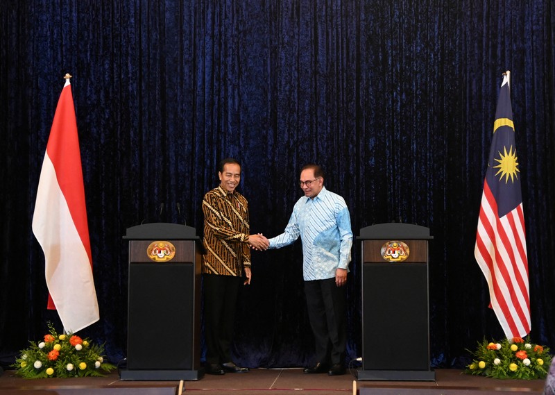 Presiden RI Jokowi - PM Malaysia Anwar Ibrahim Joko Widodo, Indonesia's president, center, and Anwar Ibrahim, Malaysia's prime minister, center left, visit a wet market in Kuala Lumpur, Malaysia, on Thursday, June 8, 2023. Malaysia and Indonesia resolved the yearslong maritime border disputes and signed six agreements on trade, border controls and migrant worker problems during Widodo's two-day visit to Kuala Lumpur. Photographer: Samsul Said/Bloomberg via Getty Images