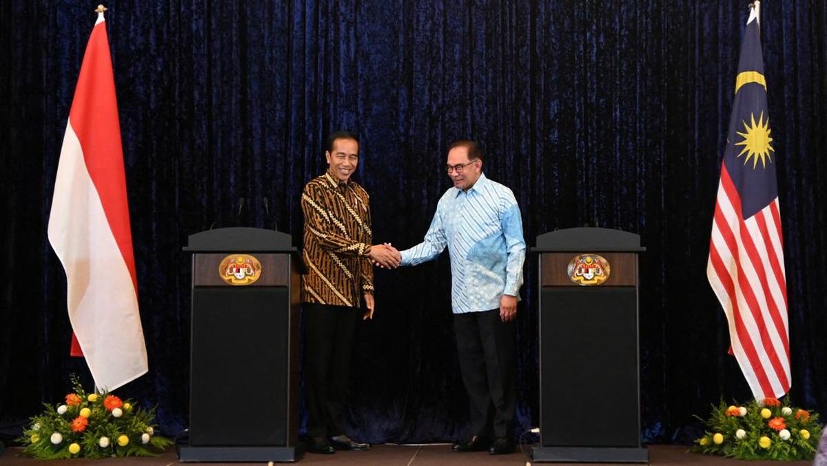 Anwar Ibrahim Tiba-tiba Telepon Jokowi, Ada Apa?