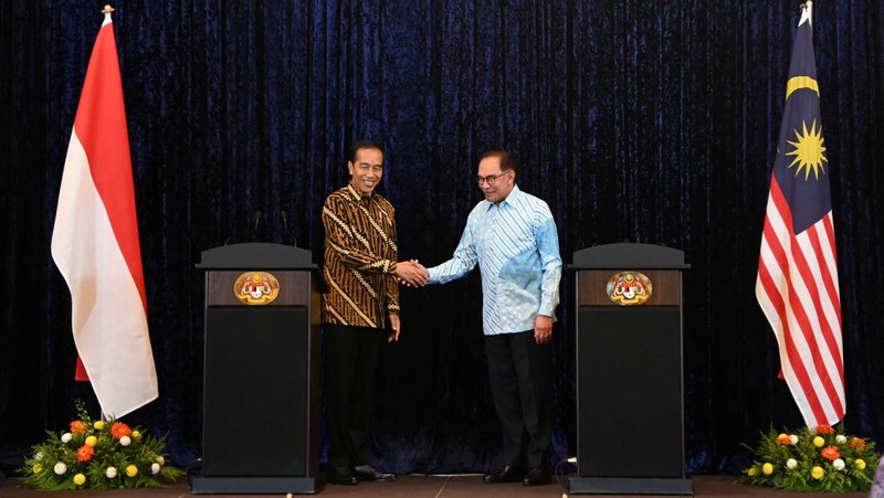 Joko Widodo, Indonesia's president, center, and Anwar Ibrahim, Malaysia's prime minister, center left, visit a wet market in Kuala Lumpur, Malaysia, on Thursday, June 8, 2023. Malaysia and Indonesia resolved the yearslong maritime border disputes and signed six agreements on trade, border controls and migrant worker problems during Widodo's two-day visit to Kuala Lumpur. Photographer: Samsul Said/Bloomberg via Getty Images