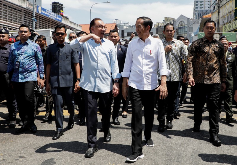 Presiden RI Jokowi - PM Malaysia Anwar Ibrahim Joko Widodo, Indonesia's president, center, and Anwar Ibrahim, Malaysia's prime minister, center left, visit a wet market in Kuala Lumpur, Malaysia, on Thursday, June 8, 2023. Malaysia and Indonesia resolved the yearslong maritime border disputes and signed six agreements on trade, border controls and migrant worker problems during Widodo's two-day visit to Kuala Lumpur. Photographer: Samsul Said/Bloomberg via Getty Images