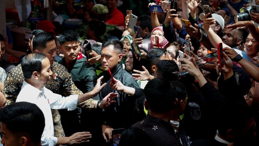 Indonesian President Joko Widodo is greeted by the crowd during a visit to a wet market, in Kuala Lumpur, Malaysia June 8, 2023. REUTERS/Hasnoor Hussain