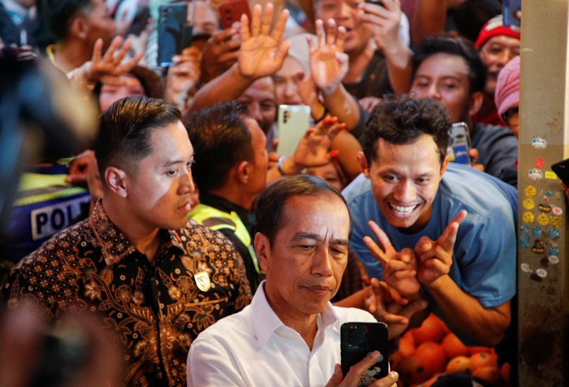 Presiden RI Jokowi - PM Malaysia Anwar Ibrahim Joko Widodo, Indonesia's president, center, and Anwar Ibrahim, Malaysia's prime minister, center left, visit a wet market in Kuala Lumpur, Malaysia, on Thursday, June 8, 2023. Malaysia and Indonesia resolved the yearslong maritime border disputes and signed six agreements on trade, border controls and migrant worker problems during Widodo's two-day visit to Kuala Lumpur. Photographer: Samsul Said/Bloomberg via Getty Images