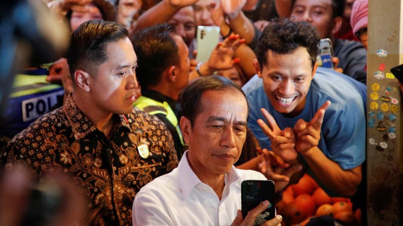 Joko Widodo, Indonesia's president, center, and Anwar Ibrahim, Malaysia's prime minister, center left, visit a wet market in Kuala Lumpur, Malaysia, on Thursday, June 8, 2023. Malaysia and Indonesia resolved the yearslong maritime border disputes and signed six agreements on trade, border controls and migrant worker problems during Widodo's two-day visit to Kuala Lumpur. Photographer: Samsul Said/Bloomberg via Getty Images