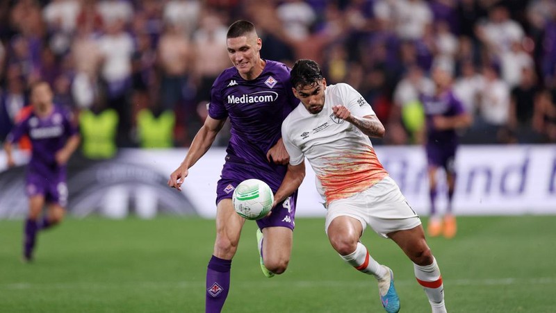 Declan Rice dari West Ham United mengangkat trofi bersama rekan satu timnya menyusul kemenangan mereka di akhir pertandingan final UEFA Europa Conference League 2022/23 antara ACF Fiorentina dan West Ham United FC di Eden Arena pada 7 Juni 2023 di Praha, Republik Ceko. (Chris Brunskill/Fantasista/Getty Images)