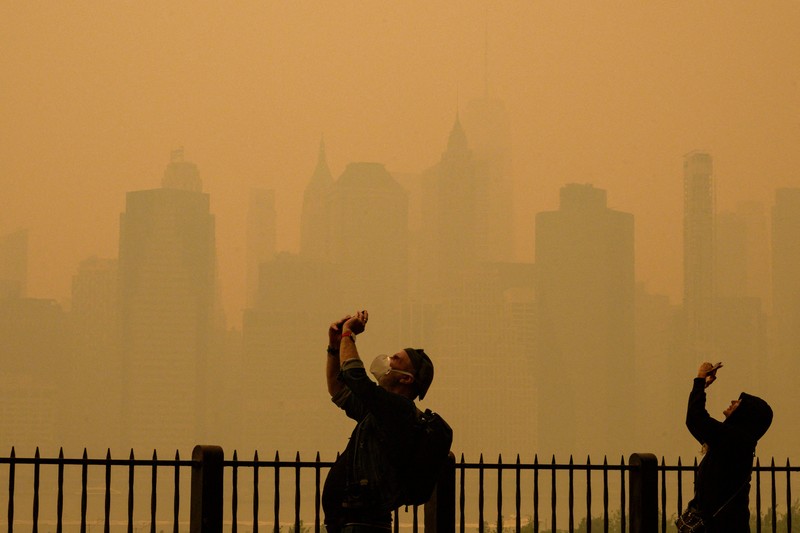 Kabut berasap dari kebakaran hutan di Kanada menyelimuti Patung Liberty di Upper Bay pada 7 Juni 2023 di New York City. Kabut berasap dari kebakaran hutan di Kanada menyelimuti Patung Liberty di Upper Bay pada 7 Juni 2023 di New York City. New York menduduki puncak daftar kota besar paling tercemar di dunia pada Selasa malam, karena asap dari kebakaran terus menyelimuti Pantai Timur. (David Dee Delgado/Getty Images)