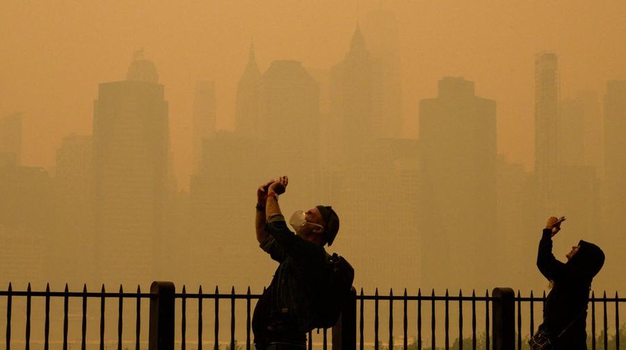 Kabut berasap dari kebakaran hutan di Kanada menyelimuti Patung Liberty di Upper Bay pada 7 Juni 2023 di New York City. New York menduduki puncak daftar kota besar paling tercemar di dunia pada Selasa malam, karena asap dari kebakaran terus menyelimuti Pantai Timur. (David Dee Delgado/Getty Images)