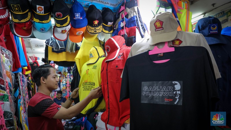 Pedagang menata atribut kampanye yang dijual di Pasar Senen, Jakarta, Kamis (8/9/2023). Pedagang menata atribut kampanye yang dijual di Pasar Senen, Jakarta, Kamis (8/9/2023). (²©²ÊÍøÕ¾/Faisal Rahman)