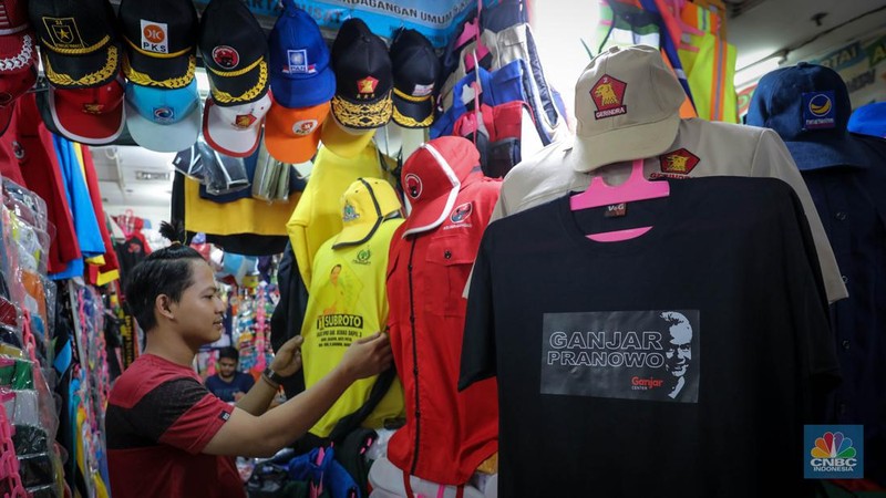 Pedagang menata atribut kampanye yang dijual di Pasar Senen, Jakarta, Kamis (8/9/2023). (վ/Faisal Rahman)