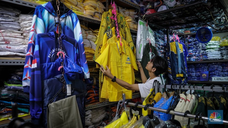Pedagang menata atribut kampanye yang dijual di Pasar Senen, Jakarta, Kamis (8/9/2023). (վ/Faisal Rahman)
