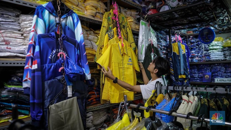 Pedagang menata atribut kampanye yang dijual di Pasar Senen, Jakarta, Kamis (8/9/2023). (վ/Faisal Rahman)