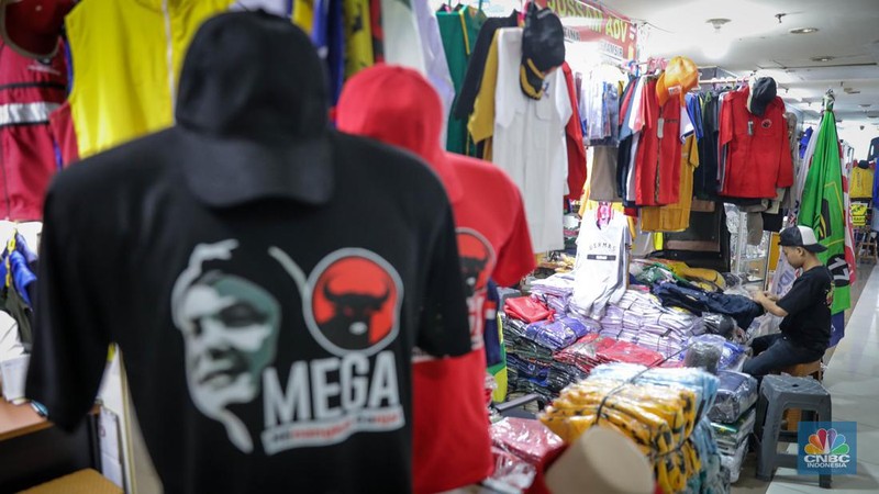Pedagang menata atribut kampanye yang dijual di Pasar Senen, Jakarta, Kamis (8/9/2023). (վ/Faisal Rahman)