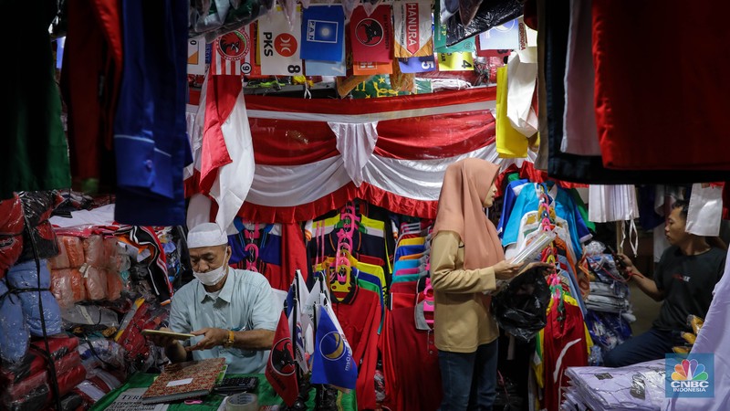 Pedagang menata atribut kampanye yang dijual di Pasar Senen, Jakarta, Kamis (8/9/2023). Pedagang menata atribut kampanye yang dijual di Pasar Senen, Jakarta, Kamis (8/9/2023). (²©²ÊÍøÕ¾/Faisal Rahman)