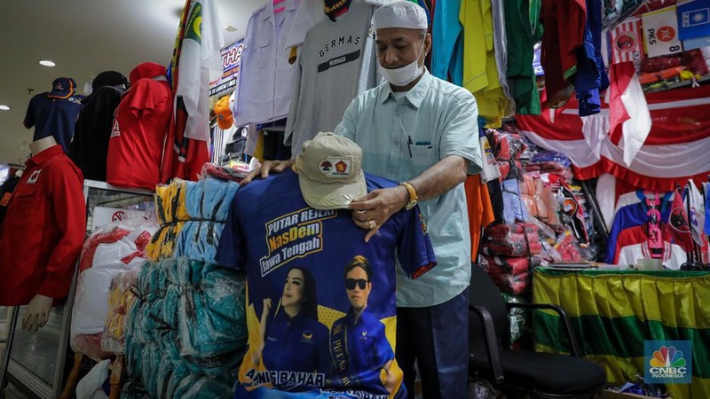 Pedagang menata atribut kampanye yang dijual di Pasar Senen, Jakarta, Kamis (8/9/2023). (վ/Faisal Rahman)