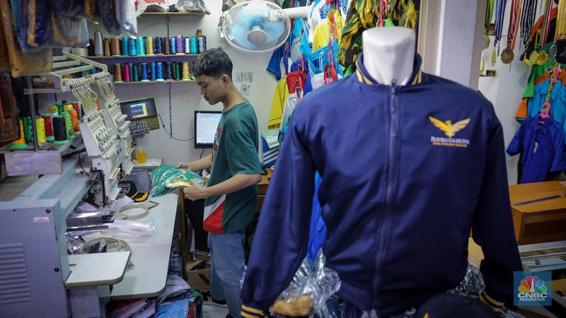 Pedagang menata atribut kampanye yang dijual di Pasar Senen, Jakarta, Kamis (8/9/2023). (վ/Faisal Rahman)