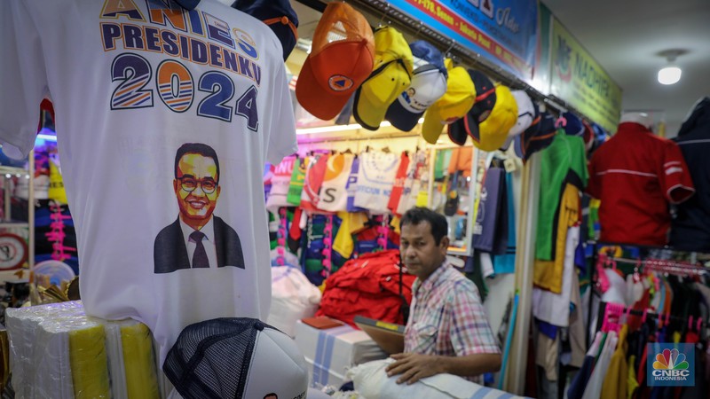 Pedagang menata atribut kampanye yang dijual di Pasar Senen, Jakarta, Kamis (8/9/2023). Pedagang menata atribut kampanye yang dijual di Pasar Senen, Jakarta, Kamis (8/9/2023). (²©²ÊÍøÕ¾/Faisal Rahman)