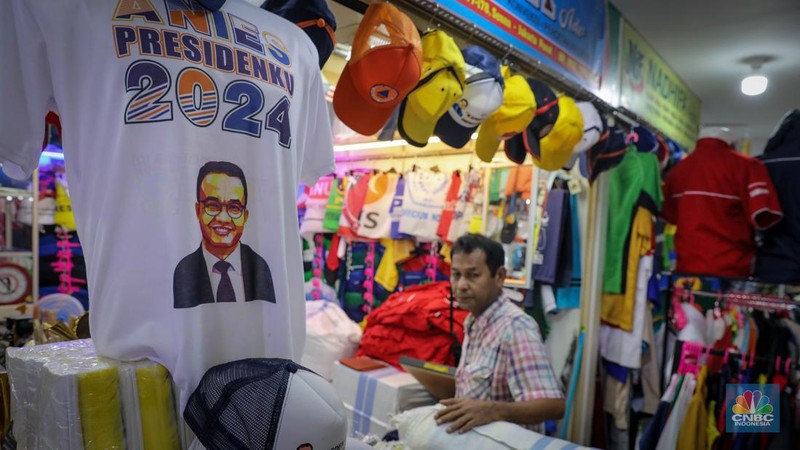 Pedagang menata atribut kampanye yang dijual di Pasar Senen, Jakarta, Kamis (8/9/2023). (վ/Faisal Rahman)