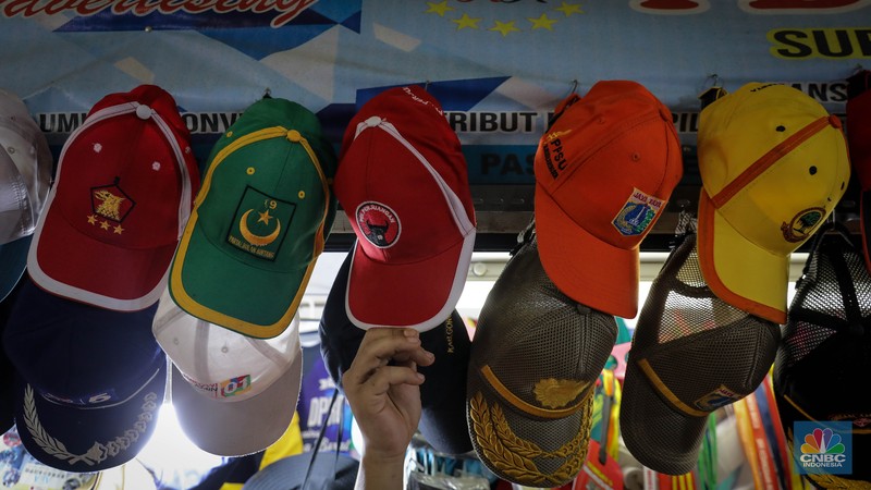 Pedagang menata atribut kampanye yang dijual di Pasar Senen, Jakarta, Kamis (8/9/2023). (վ/Faisal Rahman)