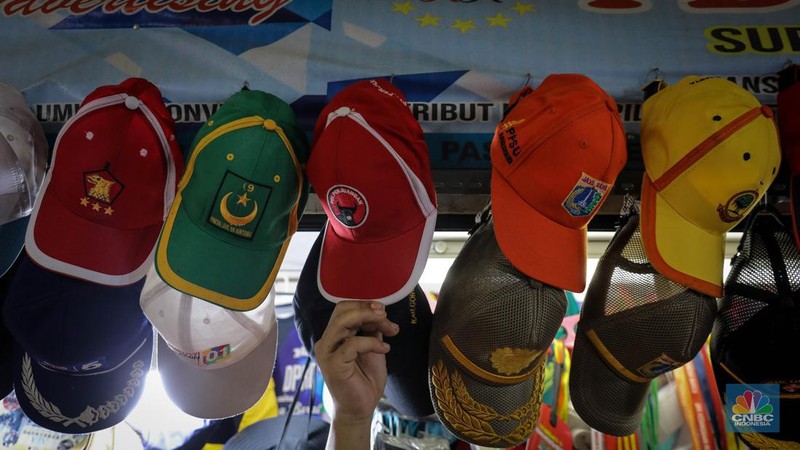 Pedagang menata atribut kampanye yang dijual di Pasar Senen, Jakarta, Kamis (8/9/2023). (վ/Faisal Rahman)