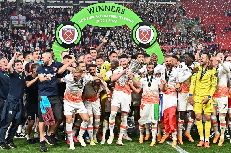 Declan Rice dari West Ham United mengangkat trofi bersama rekan satu timnya menyusul kemenangan mereka di akhir pertandingan final UEFA Europa Conference League 2022/23 antara ACF Fiorentina dan West Ham United FC di Eden Arena pada 7 Juni 2023 di Praha, Republik Ceko. Declan Rice dari West Ham United mengangkat trofi bersama rekan satu timnya menyusul kemenangan mereka di akhir pertandingan final UEFA Europa Conference League 2022/23 antara ACF Fiorentina dan West Ham United FC di Eden Arena pada 7 Juni 2023 di Praha, Republik Ceko. (Chris Brunskill/Fantasista/Getty Images)