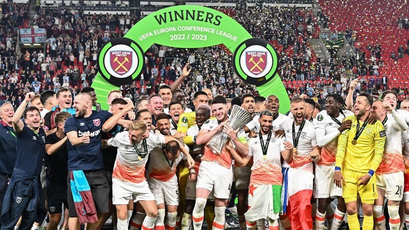 Declan Rice dari West Ham United mengangkat trofi bersama rekan satu timnya menyusul kemenangan mereka di akhir pertandingan final UEFA Europa Conference League 2022/23 antara ACF Fiorentina dan West Ham United FC di Eden Arena pada 7 Juni 2023 di Praha, Republik Ceko. (Chris Brunskill/Fantasista/Getty Images)