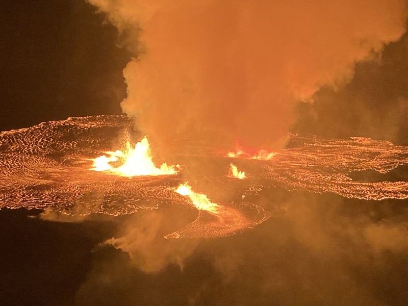 Pemandangan gunung berapi Kilauea dari udara saat mulai meletus sekitar pukul 4:44 pagi pada tanggal 7 Juni 2023 di Hawaii, Amerika Serikat. Letusan di puncak Kilauea terjadi di area tertutup Taman Nasional Gunung Api Hawaii dan gas vulkanik tingkat tinggi menjadi perhatian utama. (United States Geological Survey/Handout/Anadolu Agency via Getty Images)