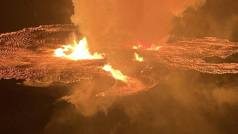 Pemandangan gunung berapi Kilauea dari udara saat mulai meletus sekitar pukul 4:44 pagi pada tanggal 7 Juni 2023 di Hawaii, Amerika Serikat. Letusan di puncak Kilauea terjadi di area tertutup Taman Nasional Gunung Api Hawaii dan gas vulkanik tingkat tinggi menjadi perhatian utama. (United States Geological Survey/Handout/Anadolu Agency via Getty Images)